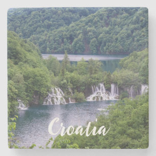 Dessous-de-verre En Pierre Cascade cascade avec forêt verte en Croatie