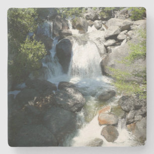 Dessous-de-verre En Pierre Cascade Falls dans le parc national de Yosemite