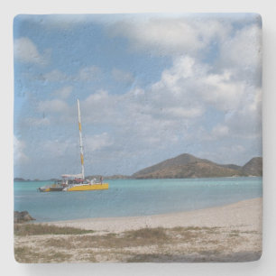Dessous-de-verre En Pierre catamaran sur une plage à Antigua Dessous de verr