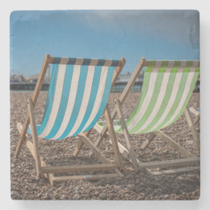 Dessous-de-verre En Pierre Chaises de plate-forme regardant la mer