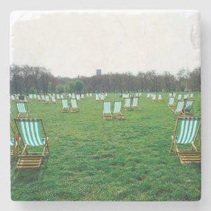 Dessous-de-verre En Pierre Chaises longues disposées dans le parc vert, Londr