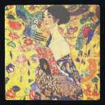 Dessous-de-verre En Pierre Dame Gustav Klimt avec ventilateur<br><div class="desc">Dessous de verre en pierre avec la peinture à l’huile de Gustav Klimt Lady with Fan (1918). Une femme portant un kimono bleu tient un ventilateur rouge contre un arrière - plan jaune coloré de fleurs et de paons. Un grand cadeau pour les amateurs de Japonisme et d'art européen.</div>