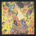 Dessous-de-verre En Pierre Dame Gustav Klimt avec ventilateur<br><div class="desc">Dessous de verre en pierre avec la peinture à l’huile de Gustav Klimt Lady with Fan (1918). Une femme portant un kimono bleu tient un ventilateur rouge contre un arrière - plan jaune coloré de fleurs et de paons. Un grand cadeau pour les amateurs de Japonisme et d'art européen.</div>