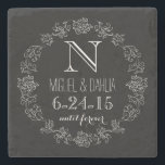 Dessous-de-verre En Pierre Date de mariage personnalisée avec monogramme sur<br><div class="desc">Célébrez le jour du mariage ou l'anniversaire de mariage de vos mariés préférés avec ce dessous de verre personnalisable ! Une bordure élégante de craie blanche sur fond noir entoure un monogramme, les noms des mariés et la date de mariage. « jusqu'à l'éternité » est écrit en écriture cursive sous...</div>