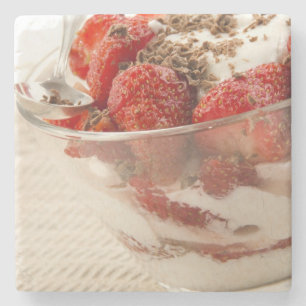 Dessous-de-verre En Pierre Dessert de fraise avec du yaourt frais