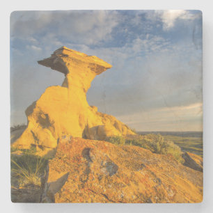 Dessous-de-verre En Pierre Formation sculptée des Badlands dans l'herbe court