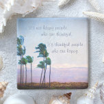 Dessous-de-verre En Pierre Hawaii Palm Tree Photo Remerciements Happful Peopl<br><div class="desc">"Ce ne sont pas des gens heureux qui sont reconnaissants. Ce sont des gens qui sont heureux." Soyez reconnaissants de ce que vous avez en vous relaxant avec votre boisson préférée tout en utilisant ce dessous de verre en pierre de palmiers bleu et violet à lumières douces soufflant dans la...</div>