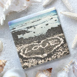 Dessous-de-verre En Pierre Hawaii plage de lave de sable noir amour coeur roc<br><div class="desc">Détendez-vous et profitez de la beauté de cette plage de sable noir immaculée de Big Island pendant que vous vous détendez avec votre boisson préférée sur ce dessous de verre en pierre qui représente un coeur "d'amour" découvert sur la côte hawaïenne. J'ai la chance d'avoir repéré ce coeur de rochers...</div>