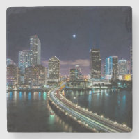 Horizon de ville de Miami avec le pont la nuit