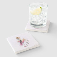 Jolie fille aguicheuse dans un verre à Martini