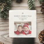 Dessous-de-verre En Pierre "Joyeux Noël personnalisé avec photo et nom<br><div class="desc">"Ajoutez une touche personnelle à vos réunions de vacances avec ce Dessous de verre de Noël Joyeux Personnalisé, avec espace pour une photo et un nom personnalisés. Idéal pour un cadeau réfléchi ou un ajout festif à votre décor de maison, ce dessous de verre est doté d'un message joyeux "Joyeux...</div>