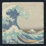 Dessous-de-verre En Pierre La grande vague outre de Kanagawa<br><div class="desc">Une copie de bois de graveur d'ukiyo-e par l'artiste japonais Hokusai, édité un jour ou l'autre entre 1830 et 1833 vers la fin de la période d'Edo comme première copie de la série de Hokusai trente-six vues du mont Fuji. Il est le travail le plus célèbre de Hokusai, et l'un...</div>