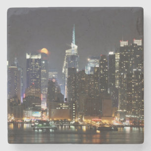 Dessous-de-verre En Pierre La lune se lève au-dessus du Midtown New York.