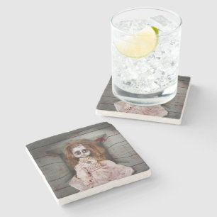 Dessous-de-verre En Pierre La poupée en porcelaine hantée vintage de Slippery