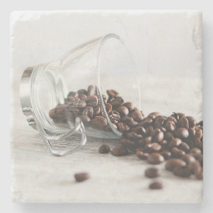 Dessous-de-verre En Pierre Les grains de café se déversent d'une coupe de caf