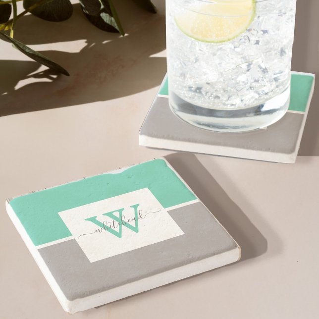 Dessous-de-verre En Pierre Monogramme moderne à deux tons Mint Taupe verte (Introducing the Two-Tone Monogram Stone Coasters - a union of practicality and style.)