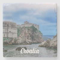 Murs de forteresse, côte rocheuse et mer en Croati
