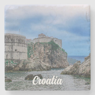 Dessous-de-verre En Pierre Murs de forteresse, côte rocheuse et mer en Croati