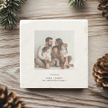 Dessous-de-verre En Pierre Photo de famille & Joyeux et minimaliste lumineux<br><div class="desc">Ajoutez une touche de charme personnel à vos réunions de vacances avec notre Photo de famille & Joyeux et Dessous de verre de Noël minimaliste lumineux. Doté d'un design propre et élégant avec les mots "Merry and Bright" et de l'espace pour votre photo de famille, ce dessous de verre est...</div>