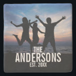 Dessous-de-verre En Pierre Photo de famille personnalisée avec nom de famille<br><div class="desc">Cadeau de photo de famille personnalisé, décoration avec nom de famille et année de création dans un style de police sans empattement moderne blanc, parfait avec une photo carrée. Moyen cool d'afficher une photo de famille. Également parfait comme cadeau de vacances, cadeau de pendaison de crémaillère, cadeau de réunion de...</div>