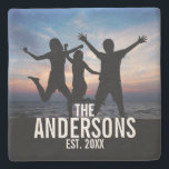 Dessous-de-verre En Pierre Photo de famille personnalisée avec nom de famille<br><div class="desc">Cadeau de photo de famille personnalisé, décoration avec nom de famille et année de création dans un style de police sans empattement moderne blanc, parfait avec une photo carrée. Moyen cool d'afficher une photo de famille. Également parfait comme cadeau de vacances, cadeau de pendaison de crémaillère, cadeau de réunion de...</div>