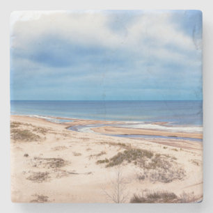Dessous-de-verre En Pierre Plage de sable blanc près de la mer Baltique en Le