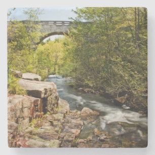 Dessous-de-verre En Pierre Pont au-dessus de rivière