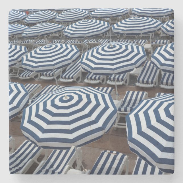 Dessous-de-verre En Pierre Rangées des parapluies de plage rayés avec des (Devant)