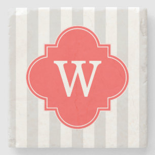 Dessous-de-verre En Pierre Rayures Blanches Gris Clair Label Monogramme Rouge