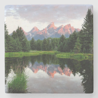 Dessous-de-verre En Pierre Réflexions grandes de Teton au-dessus de l'étang
