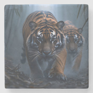 Dessous-de-verre En Pierre Tiges majestueux dans une jungle de Foggy