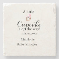 Un petit gâteau arrive nom de la baby shower da