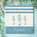 Dessous-de-verre En Pierre Vintage turquoise seahorse beach nom du script de<br><div class="desc">Sentez les vibes côtières et détendez-vous avec votre boisson préférée, tout en protégeant votre mobilier, avec ce magnifique, chic, simple, vintage, personnalisé monogramme dessous de verre en pierre de nom. Trois hippocampes vintages bleus turquoises et graphiques recouvrent un arrière - plan blanc accentué de bandes bleues turquoises nautiques. Personnalisez avec...</div>