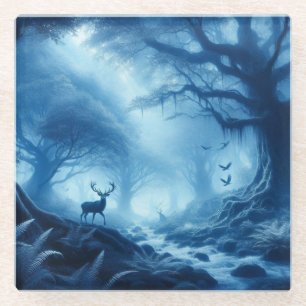Dessous-de-verre En Verre Cerf dans une forêt sombre de brume bleue