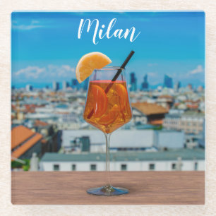 Dessous-de-verre En Verre Cocktail Spritz sur une table avec vue sur Milan