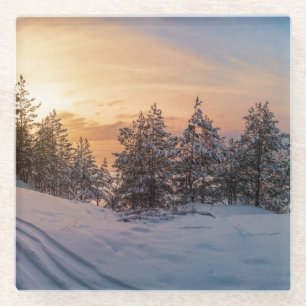 Dessous-de-verre En Verre Coucher de soleil sur la forêt gelée de neige près