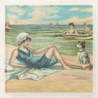 Fille et chien victoriens vintage au bord de la me