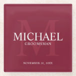 Dessous-de-verre En Verre Groomsmans personnalisés en rouge bordeaux<br><div class="desc">Ajoutez une touche personnelle à votre mariage grâce au dessous de verre en verre personnalisé des groomsmen. Ce dessous de verre présente le nom personnalisé du marionnettiste avec titre et date mariage en blanc et monogramme en rouge bordeaux clair comme arrière - plan, dans le style de police serif classique,...</div>