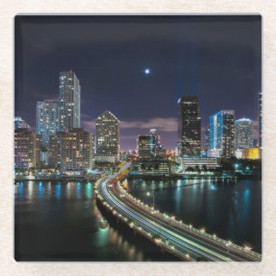 Dessous-de-verre En Verre Horizon de ville de Miami avec le pont la nuit