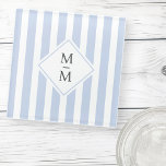 Dessous-de-verre En Verre Initiales monogrammes bleu clair pâle rayures blan<br><div class="desc">Dessous de verre en verre avec un motif rayé bleu et blanc pâle,  avec vos initiales en monogramme gris foncé sur un diamant blanc. Toutes les couleurs sont personnalisables.</div>