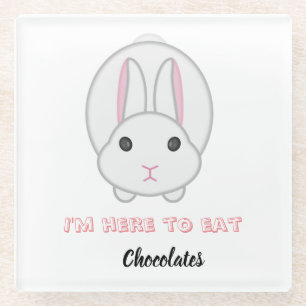 Dessous-de-verre En Verre Lapin de Pâques attendant de manger des chocolats