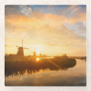 Dessous-de-verre En Verre Lever de soleil sur les moulins à vent et une riv
