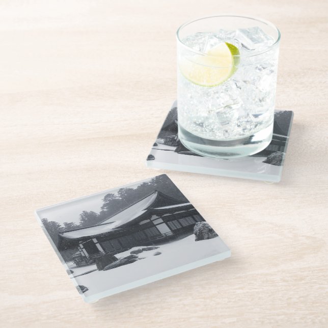 Dessous-de-verre En Verre Maison orientale à Woods recouverte de neige (Incliné)