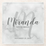 Dessous-de-verre En Verre Marbre blanc Script Bridesmaitres personnalisées<br><div class="desc">Ajoutez une touche personnelle à votre mariage grâce à un dessous de verre en verre personnalisé. Ce dessous de verre présente le nom personnalisé de la servante de pont dans le style de police de script moderne gris et monogramme dans le style de police de script moderne gris clair comme...</div>
