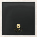 Dessous-de-verre En Verre Masculine Noir et Or Groomsmen personnalisé<br><div class="desc">Ajoutez une touche personnelle à votre mariage grâce au dessous de verre en verre personnalisé des groomsmen. Ce dessous de verre en verre est doté d'un monogramme noir en cercle or avec nom et titre en or style de police professionnelle sur arrière - plan noir. Parfait aussi pour le meilleur...</div>