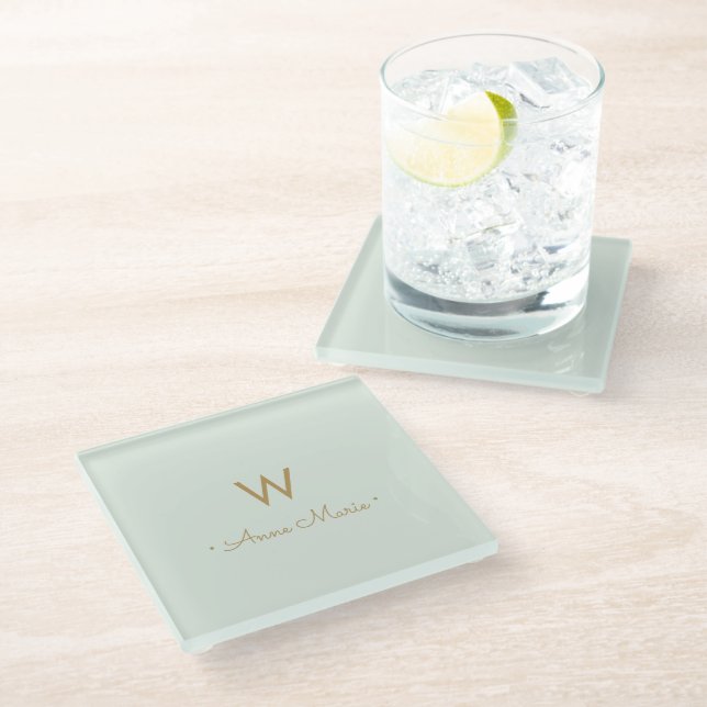 Dessous-de-verre En Verre Monogramme de script doré vert sauge moderne (Incliné)