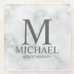 Dessous-de-verre En Verre Monogramme en marbre classique et nom Groomsman<br><div class="desc">Cadeaux de Groomsman Personnalisés modernes avec monogramme personnalisé,  nom et titre de toiletteur en style serif classique gris sur arrière - plan en marbre blanc. Aussi parfait pour Best Man,  Père de la Mariée et plus.</div>