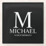 Dessous-de-verre En Verre Monogramme et nom personnalisé moderne Groomsman<br><div class="desc">Cadeaux de Groomsman Personnalisés modernes avec monogramme personnalisé,  nom et titre de marionnettiste en style serif classique blanc sur arrière - plan noir. Aussi parfait pour Best Man,  Père de la Mariée et plus.</div>