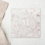 Dessous-de-verre En Verre Monogramme personnalisé en marbre d'or rose<br><div class="desc">Le dessous de verre en verre est décoré sur mesure et présente un design moderne et élégant,  avec de l'or rose et du motif en marbre rose.</div>