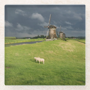 Dessous-de-verre En Verre Moutons avec moulins à vent sous des nuages sombr